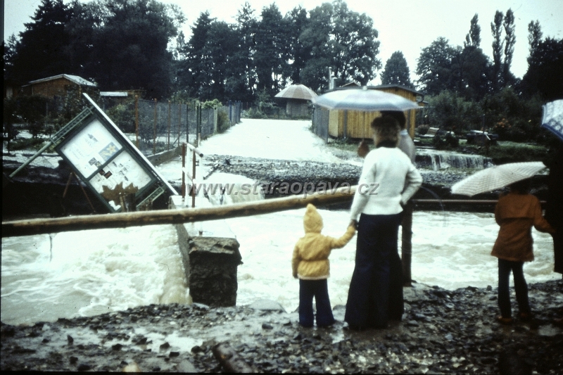 1977 (2).JPG - Povodně 1977 - zahradkářská osada v Městských sadech